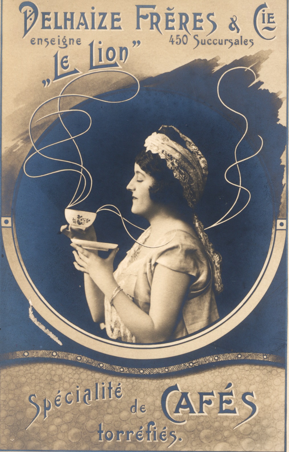Affiche van koffie 'Le Lion' van Delhaize met een net uitgedoste dame, ca. 1890 - 1915. Collectie Delhaize, Brussel.
