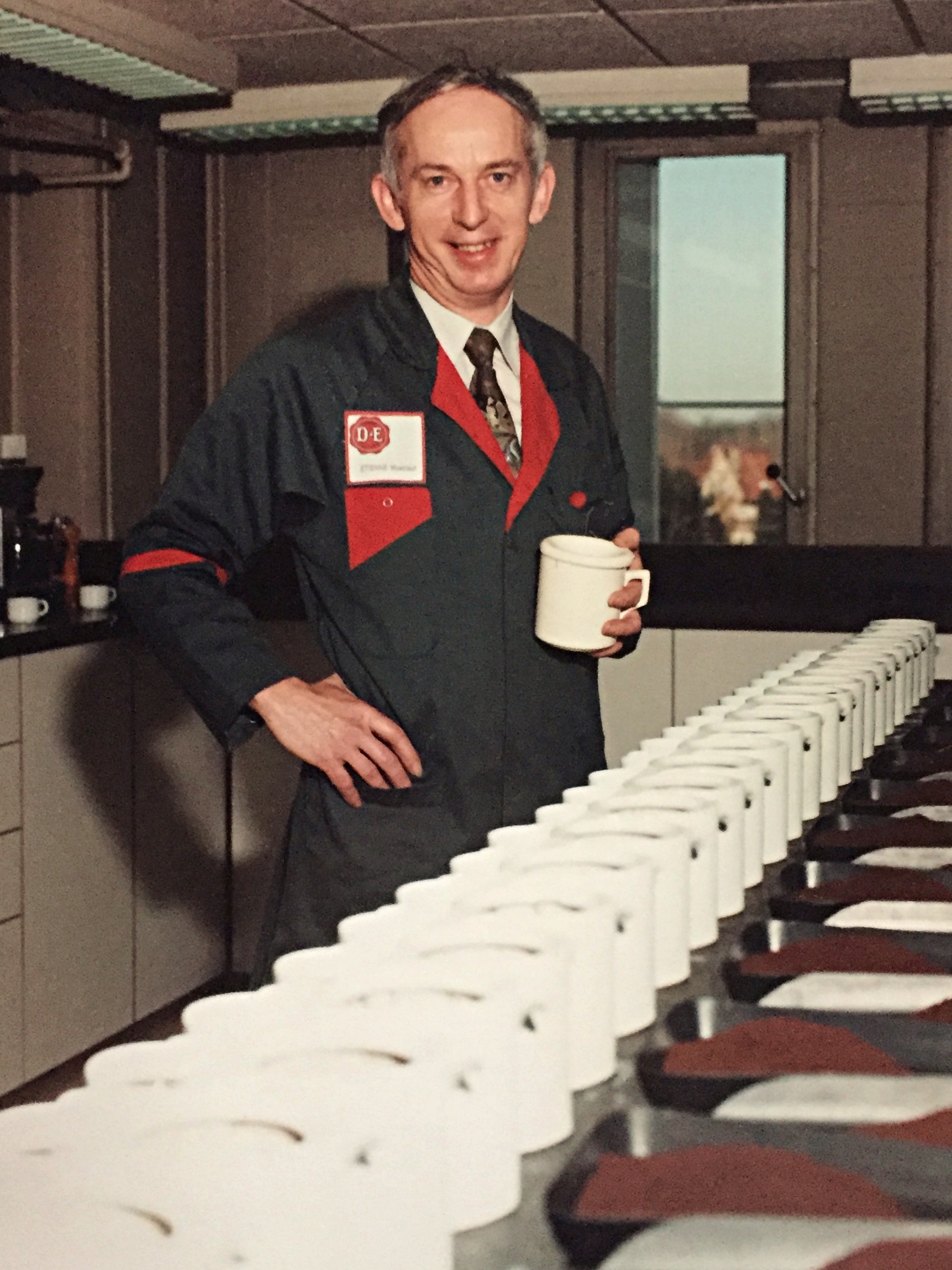 Etienne proefde vaak honderden koffies op één dag. Deze foto werd getrokken voor zijn 25 jaar dienst bij Douwe Egberts, in 1998