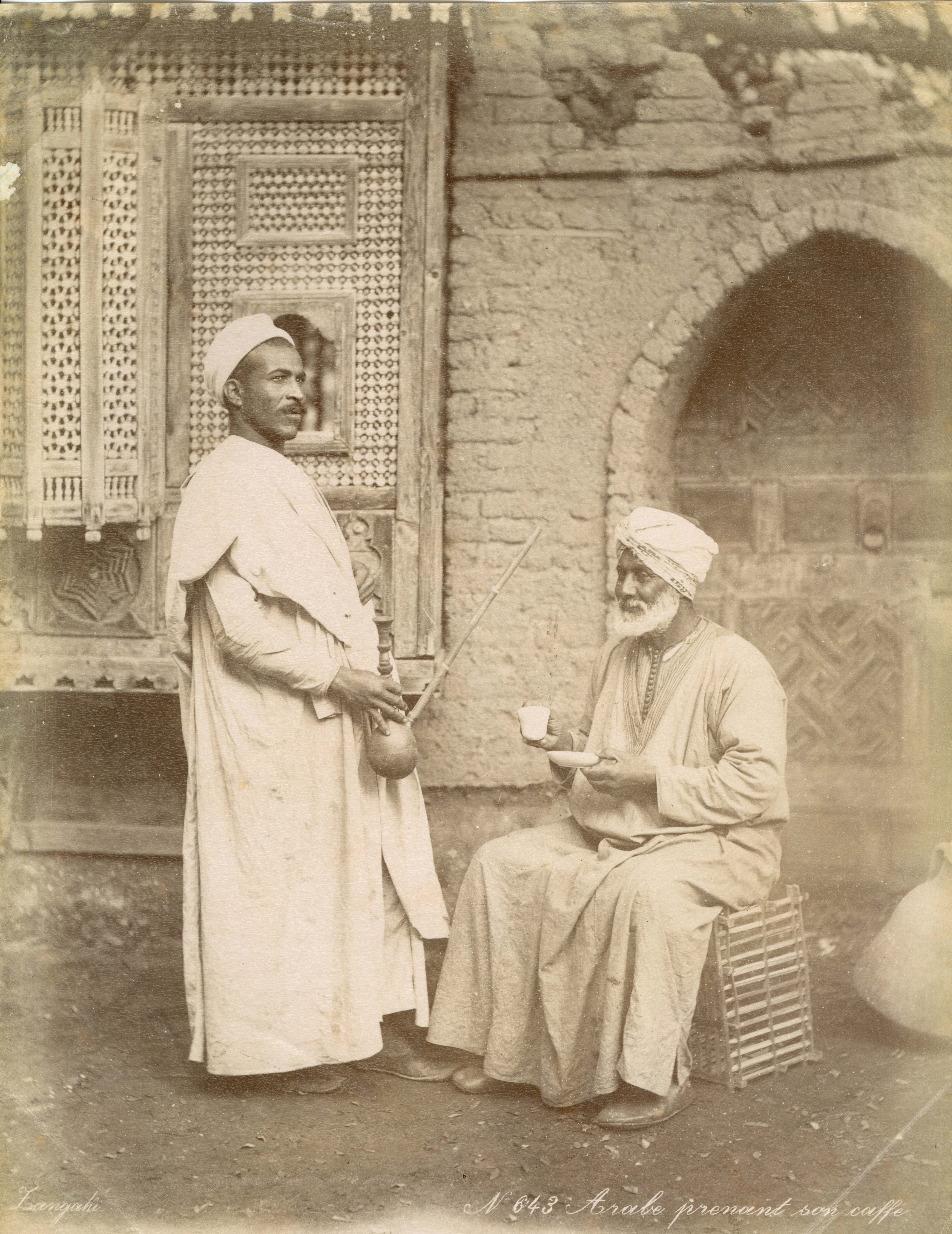 Twee Egyptische mannen drinken koffie, foto door Adelphoi Zangaki (Zangaki broers), ca. 1860-1899. Collectie Erfgoedhuis | Zusters van Liefde JM, nr. A135-EGY-098.