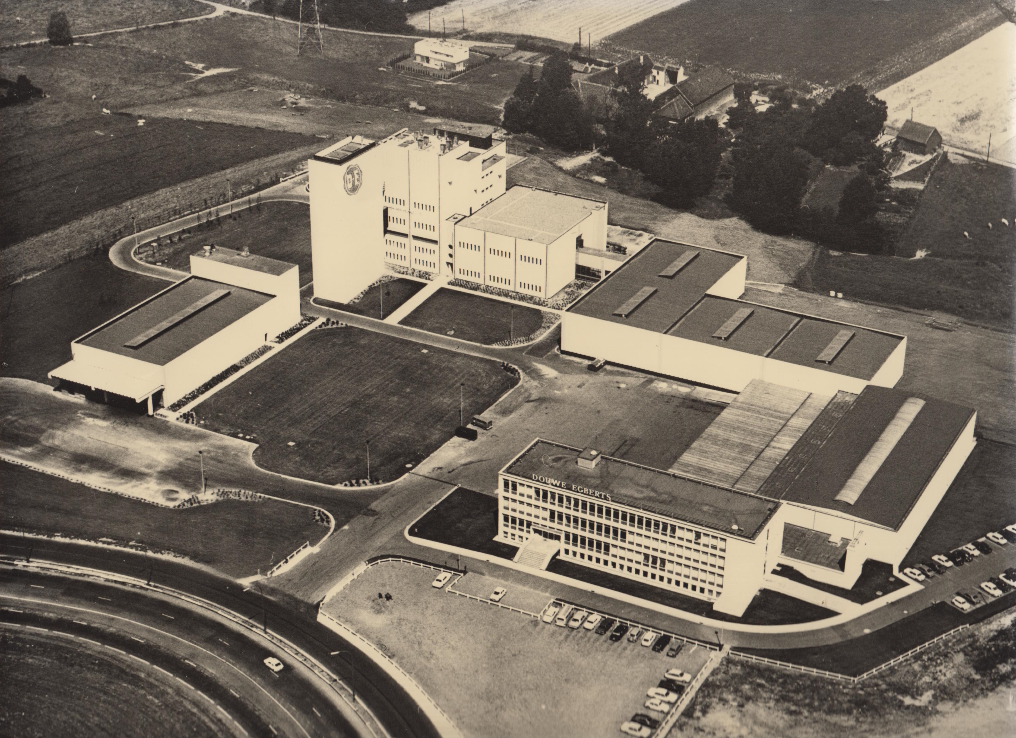 De voormalige fabriek van Douwe Egberts in Grimbergen in de jaren 1970. Collectie Jacobs Douwe Egberts, Brussel.