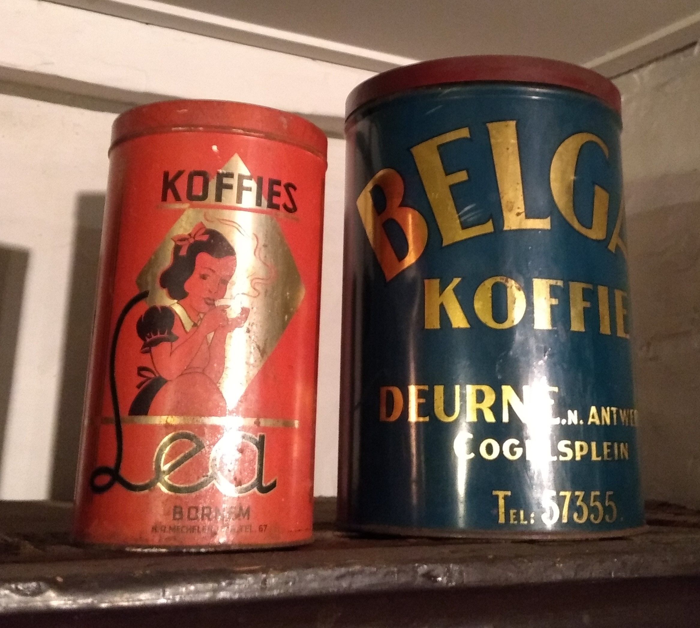 Koffieblikken van Koffies Lea, Bornem en Belga Koffie, Deurne in de collectie van het Volxmuseum, Deurne.