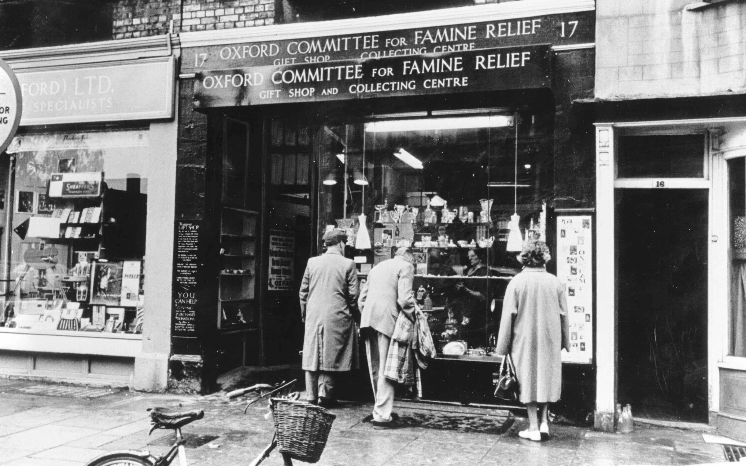 De eerste permanente Oxfam geschenkenwinkel opent in 1947 in Oxford. Collectie Oxfam GB, Bodleian Libraries, University of Oxford.