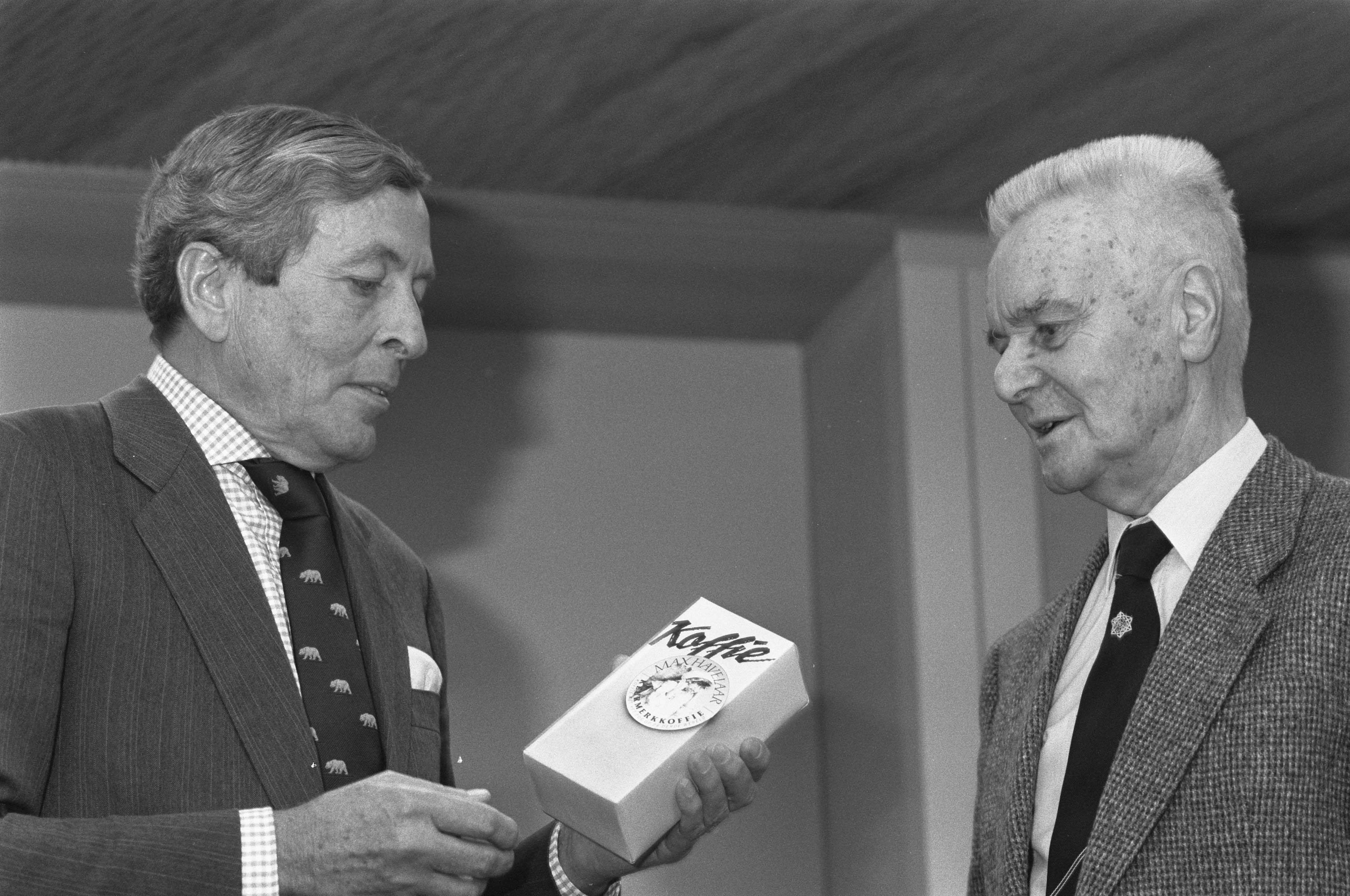 Prins Claus ontvangt een pak Max Havelaar-koffie op de dag dat de koffie in de Nederlandse winkels verschijnt, 15 november 1988. Fotocollectie Anefo, Nationaal Archief, Nederland.